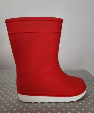 Botas agua bebé impermeable roja talla 22-23 nueva de segunda mano por 5  EUR en Campo Olivar en WALLAPOP