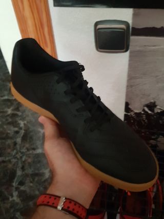 Zapatillas fútbol sala Decathlon de segunda mano por 6 EUR en Javali Nuevo  en WALLAPOP