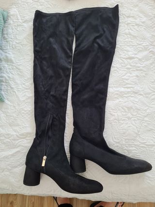 Botas elásticas ante rojas y negras de segunda mano por 20 EUR en Canyamars  en WALLAPOP