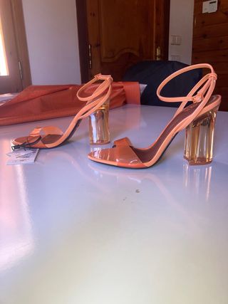 Sandalia vinilo tacón 10 cm talla 36 Zara de segunda mano por 35 EUR en  Igualada en WALLAPOP