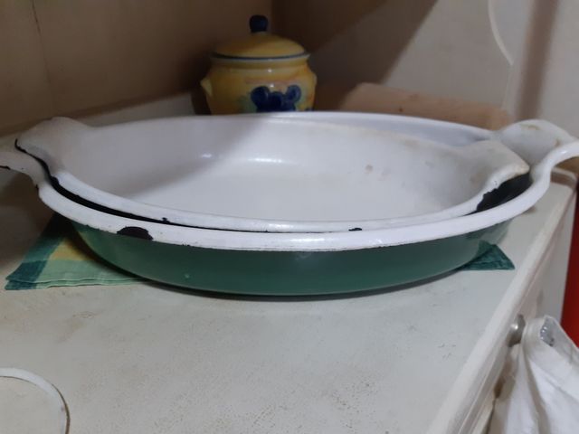 Dos fuentes de porcelana esmaltada