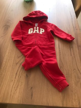 Mono, pijama, chandal GAP bebe nuevo de segunda mano por 15 EUR en Madrid  en WALLAPOP