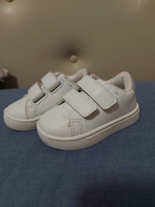 Zapatos para bebé talla 19 de segunda mano por 6 EUR en Las Rozas de Madrid  en WALLAPOP