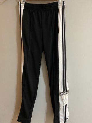 Pantalón adidas botones de segunda mano por 20 EUR en Ojos de Garza en  WALLAPOP