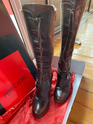 Botas altas marrones de piel y ante . Tacón ancho de segunda mano por 5 EUR  en Gamonedo en WALLAPOP