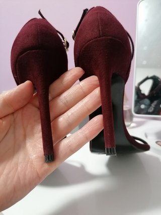 Sandalias burdeos de Mango de segunda mano por 15 EUR en Lugo en WALLAPOP