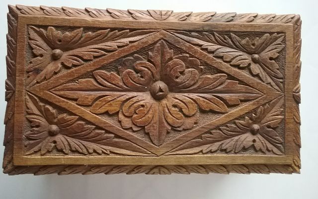 scatola antica in legno intagliato