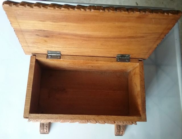 scatola antica in legno intagliato