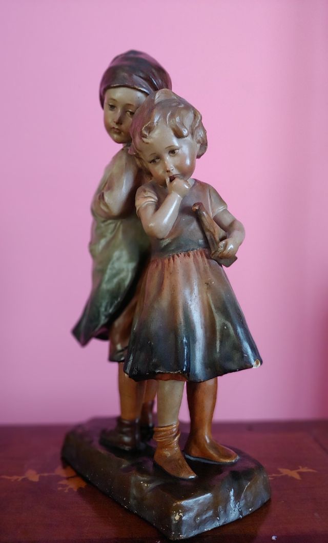 Figura decorativa de dos niños