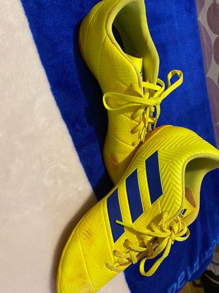Zapatillas fútbol sala de segunda mano por 25 EUR en Madrid en WALLAPOP