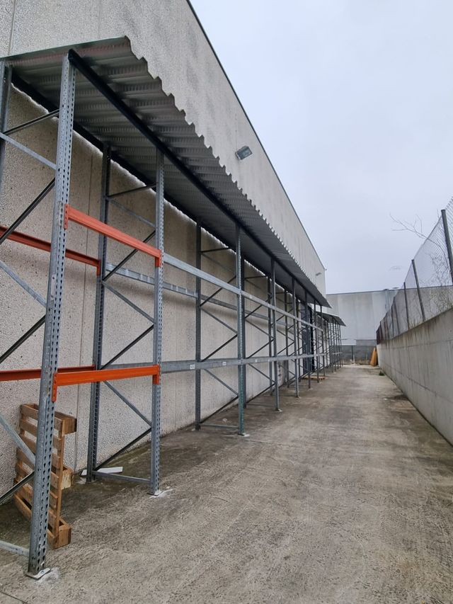 Estantería con cubierta exterior