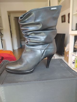 Botines de tacón fino de segunda mano en WALLAPOP