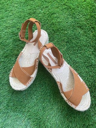 Sandalias marrones con cuña de esparto de Springfi de segunda mano por 6  EUR en Sevilla en WALLAPOP