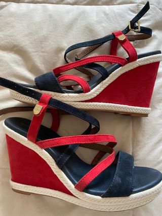 Sandalia tipo cuña Tommy Hilfiger de segunda mano por 40 EUR en León en  WALLAPOP