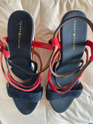Sandalia tipo cuña Tommy Hilfiger de segunda mano por 40 EUR en León en  WALLAPOP