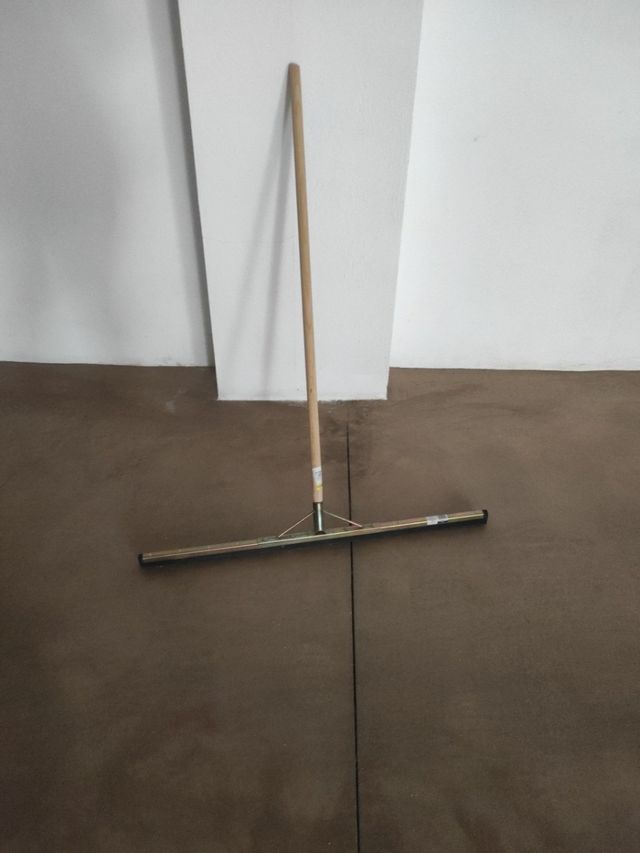 Limpiador de agua en suelo