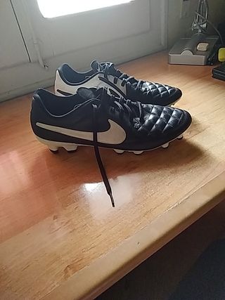Botas de fútbol Nike Tiempo Legend de segunda mano en WALLAPOP
