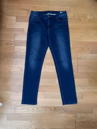 Pantalón vaquero nuevo de Pilar Prieto de segunda mano por 15 EUR en León  en WALLAPOP