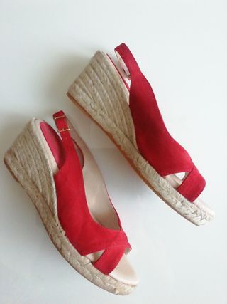 Sandalia rojo esparto MIMAO de segunda mano por 5 EUR en San Fernando de  Henares en WALLAPOP