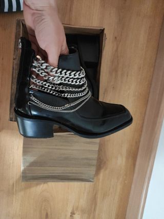 Botas cadenas Zara 37 de segunda mano por 15 EUR en Alcalá de Henares en  WALLAPOP