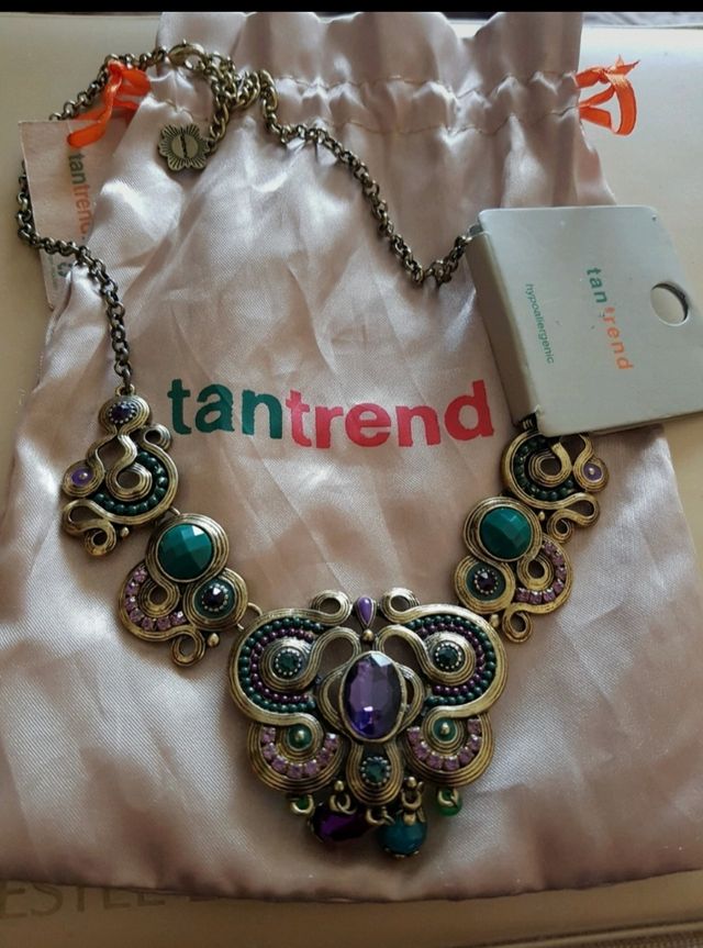 Collar con piedras color oro viejo