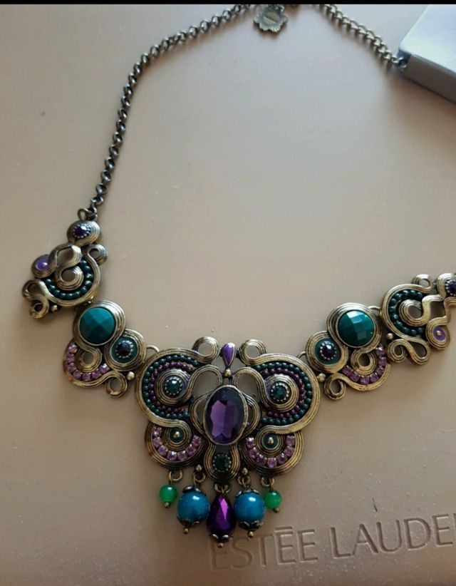 Collar con piedras color oro viejo