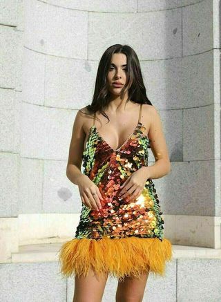 Vestido lentejuelas plumas Zara Limited Edition de segunda mano por 60 EUR  en Paracuellos de Jarama en WALLAPOP