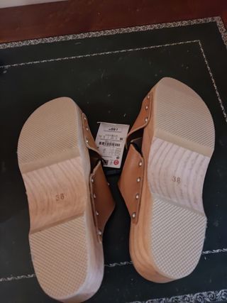 Zuecos de madera y piel Zara Home de segunda mano por 25 EUR en Madrid en  WALLAPOP