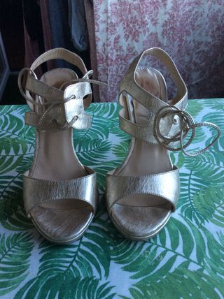 Sandalias Gloria Ortiz 35 de segunda mano por 10 EUR en Madrid en WALLAPOP