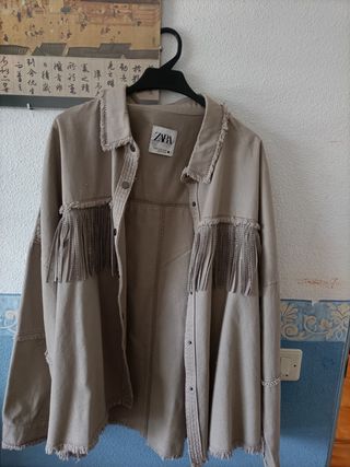 Sobre camisa flecos mujer, Zara de segunda mano por 30 EUR en Arroyomolinos  en WALLAPOP