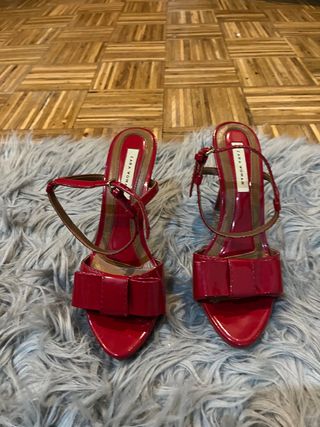 Sandalias Rojas Zara mujer de segunda mano por 10 EUR en Madrid en WALLAPOP