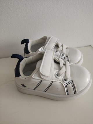 Zapatillas bebe talla 18 de segunda mano por 6 EUR en Alcalá de Henares en  WALLAPOP