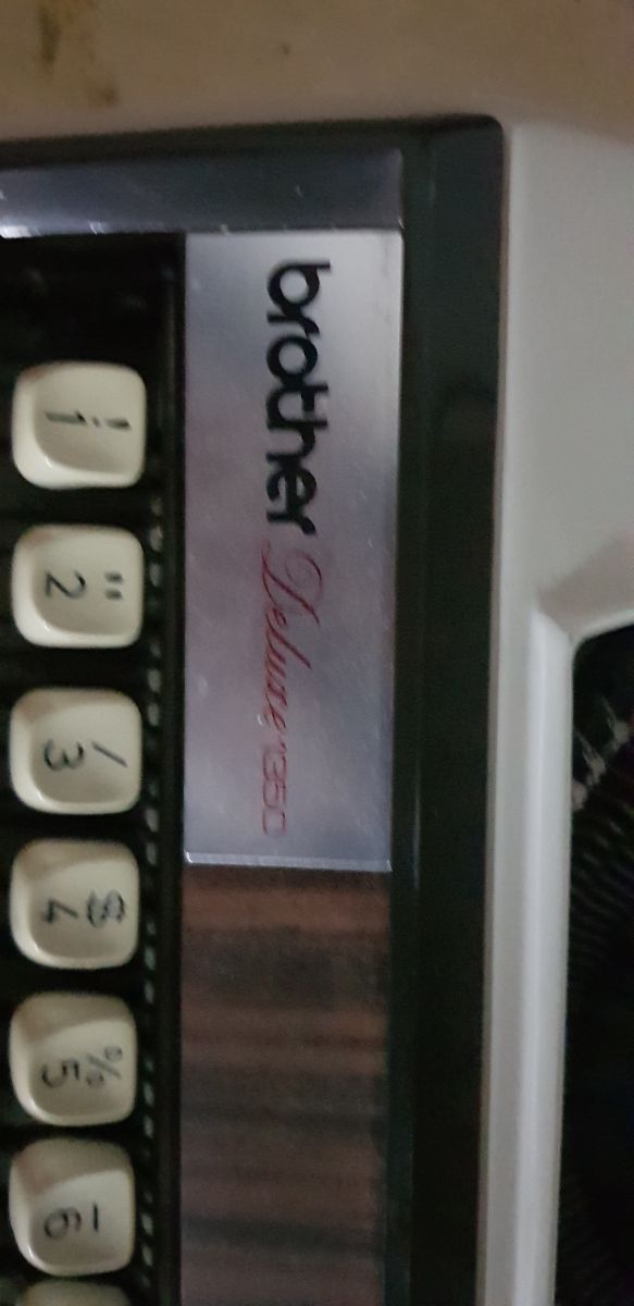 Antigua máquina escribir Brother Deluxe 1350