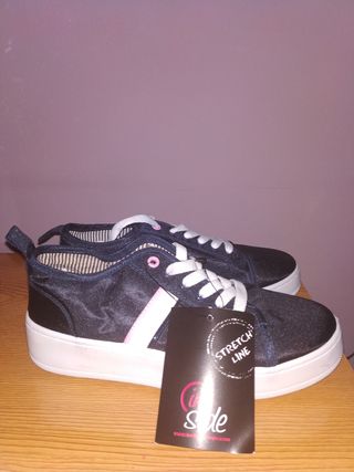 Zapatillas suela gorda, núm 36 de segunda mano por 9 EUR en Úbeda en  WALLAPOP