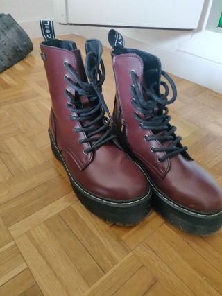 Botas militares con plataforma burdeos de segunda mano por 40 EUR en  Sevilla en WALLAPOP