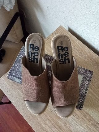 Zuecos abiertos por delante de segunda mano por 10 EUR en Toledo en WALLAPOP