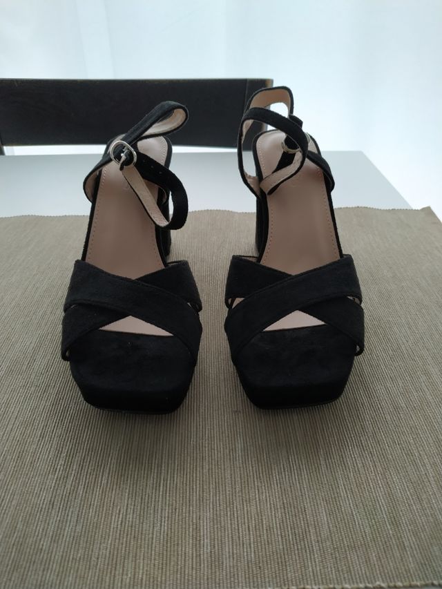 Sandalia tacón negras. USADAS UNA SOLA VEZ