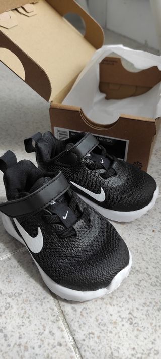 Zapatillas Nike talla 18,5 EU. 3C de segunda mano por 28 EUR en  Vitoria-Gasteiz en WALLAPOP
