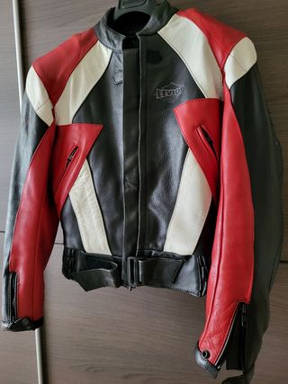 Cazadora moto cuero de segunda mano por 110 EUR en Santiago de Compostela  en WALLAPOP