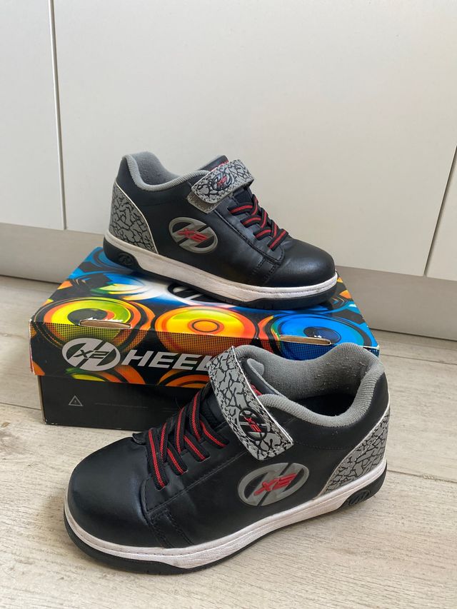 Heelys (zapatos con ruedas) casi nuevos