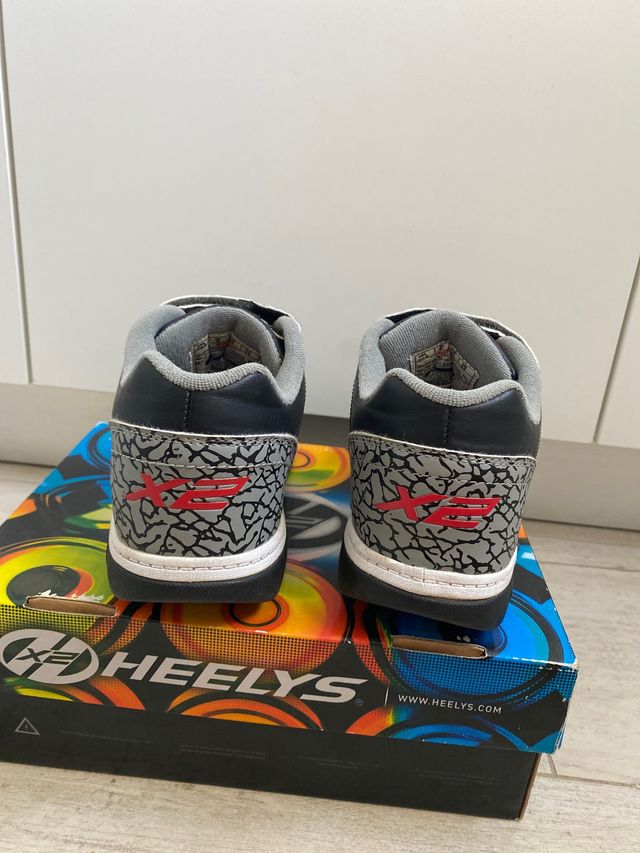 Heelys (zapatos con ruedas) casi nuevos
