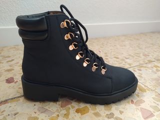 Zapato tipo botín negro de Primark de segunda mano por 15 EUR en Murcia en  WALLAPOP