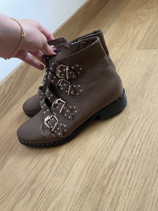 Botines marrones con tiras y tachuelas de segunda mano por 4 EUR en Sant  Boi de Llobregat en WALLAPOP