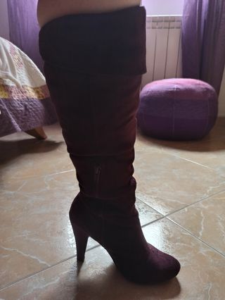 Botas altas moradas de segunda mano por 8 EUR en Móstoles en WALLAPOP