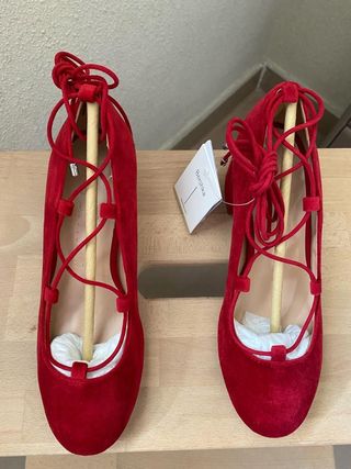 Zapatos de tacón rojo Bershka talla 35 de segunda mano por 15 EUR en Daimús  en WALLAPOP