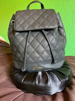 Mochila Guess de segunda mano en Madrid en WALLAPOP