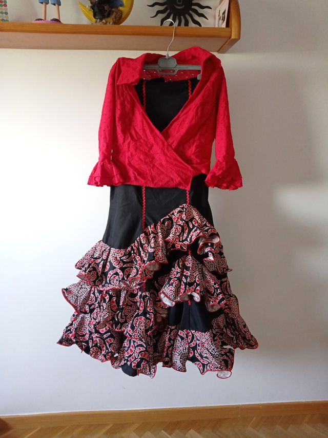 Traje flamenca. Conjunto camisa y falda.