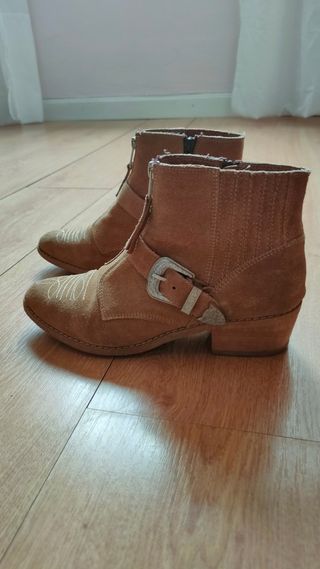 Botines marrones de Ulanka de segunda mano por 15 EUR en Gijón en WALLAPOP