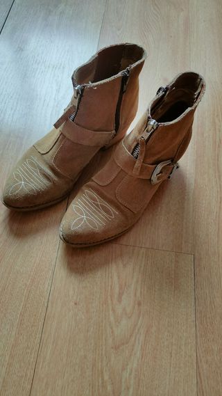 Botines marrones de Ulanka de segunda mano por 15 EUR en Gijón en WALLAPOP
