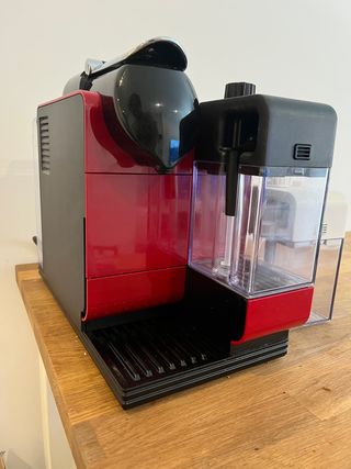 Cafetera de cápsulas Nespresso de segunda mano en Madrid en WALLAPOP